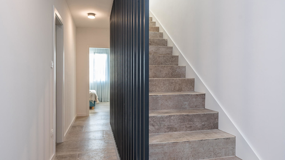 Luksuzni stan s privatnim bazenom i panoramskim pogledom na more &ndash; Mandre&comma; Pag