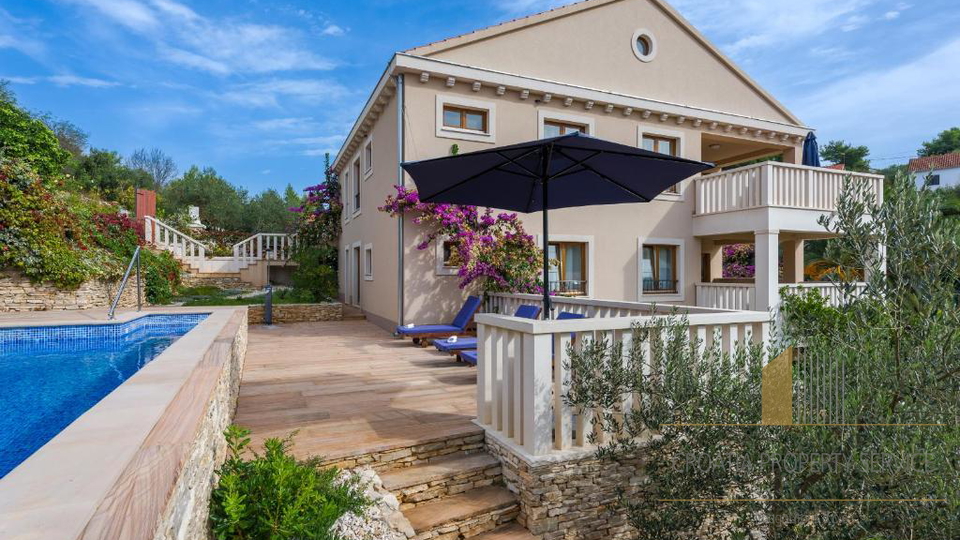 Appartamento di lusso con piscina privata in una splendida villa a 70 m dal mare – Milna, isola di Brač!