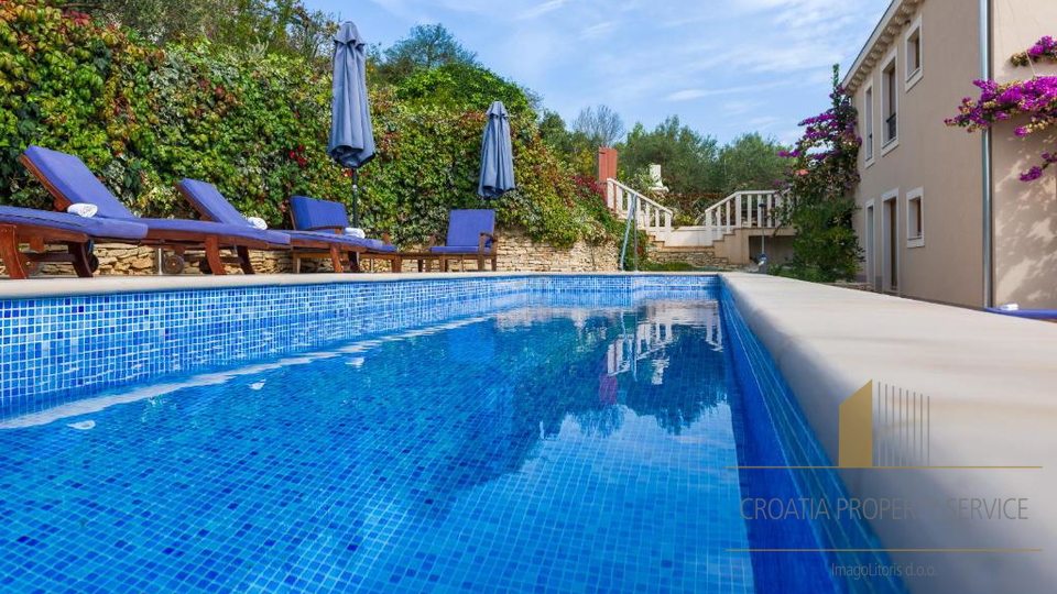 Appartamento di lusso con piscina privata in una splendida villa a 70 m dal mare – Milna, isola di Brač!