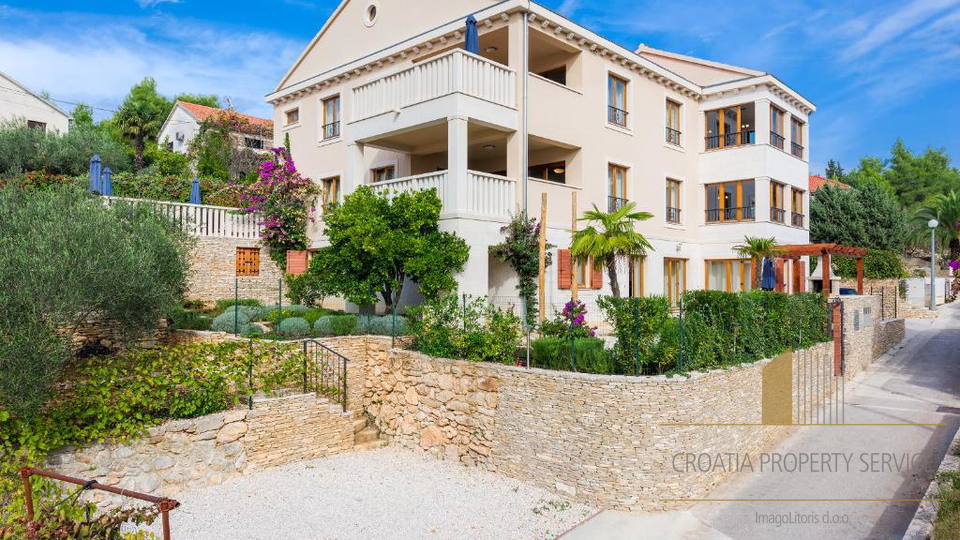 Luxuriöse Wohnung in mediterraner Villa 70 m vom Meer – Milna, Insel Brač