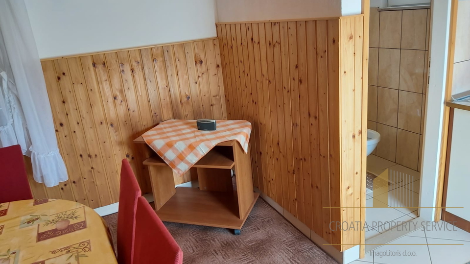 LANDWIRTSCHAFTLICHES GRUNDSTÜCK MIT OLIVENHAIN UND KLEINEM STEINHAUS