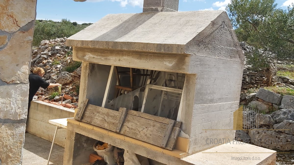 LANDWIRTSCHAFTLICHES GRUNDSTÜCK MIT OLIVENHAIN UND KLEINEM STEINHAUS