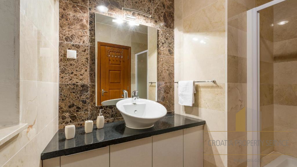 Elegantna mediteranska vila s pogledom na more – Milna, otok Brač!