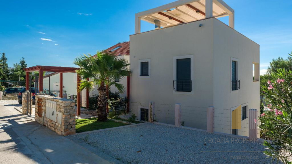 Elegantna mediteranska vila s pogledom na more – Milna, otok Brač!
