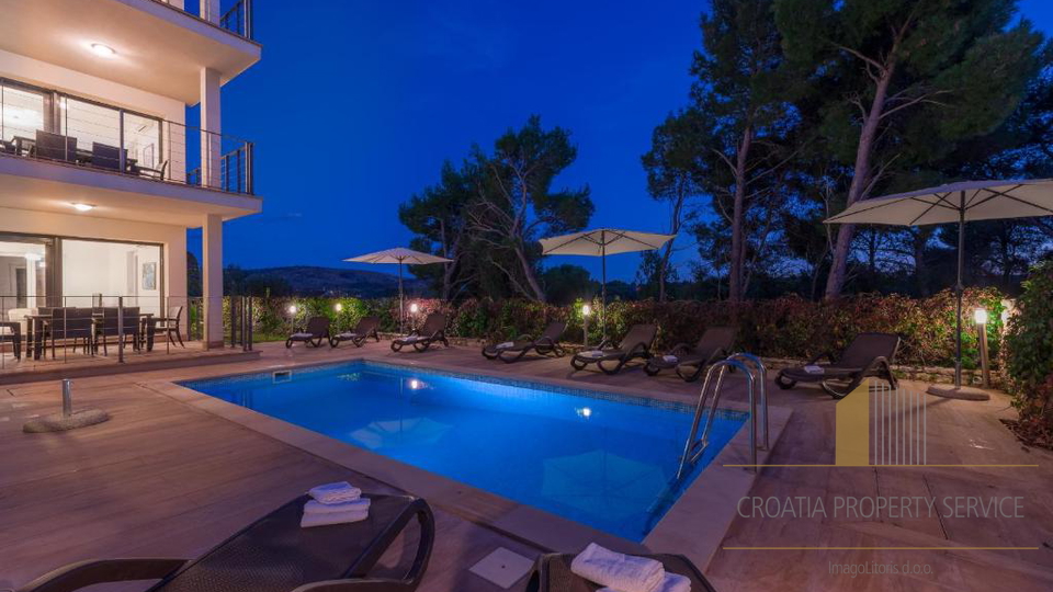 Elegantna mediteranska vila s pogledom na more – Milna, otok Brač!