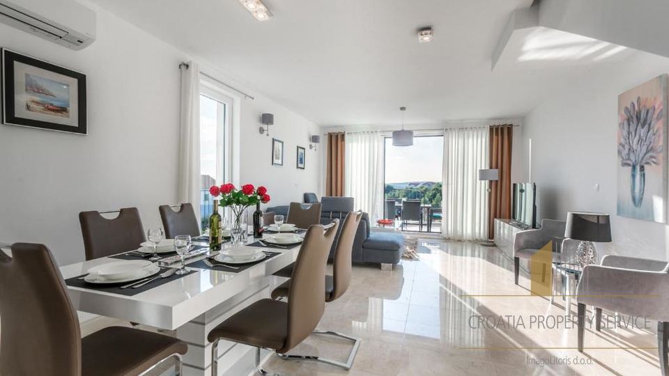 Eleganten večnadstropni stan z razgledom na morje, 250 m od obale v Milni na Braču!