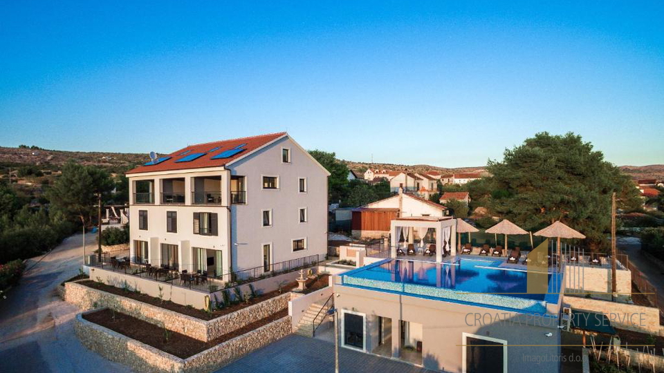 Eleganten večnadstropni stan z razgledom na morje, 250 m od obale v Milni na Braču!