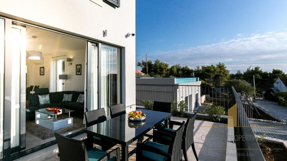 Eleganten večnadstropni stan z razgledom na morje, 250 m od obale v Milni na Braču!