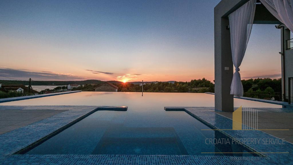 Eleganten večnadstropni stan z razgledom na morje, 250 m od obale v Milni na Braču!