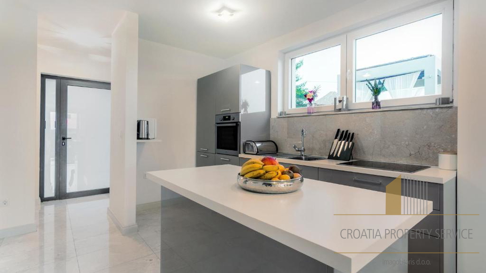 Eleganten večnadstropni stan z razgledom na morje, 250 m od obale v Milni na Braču!