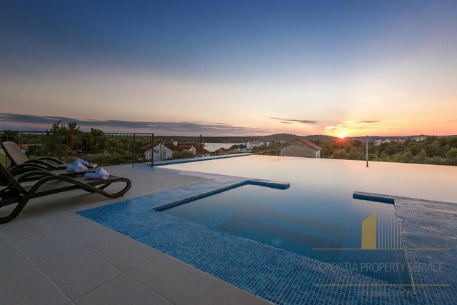 Eleganten večnadstropni stan z razgledom na morje, 250 m od obale v Milni na Braču!