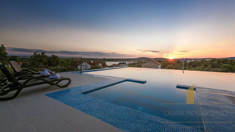 Eleganten večnadstropni stan z razgledom na morje, 250 m od obale v Milni na Braču!