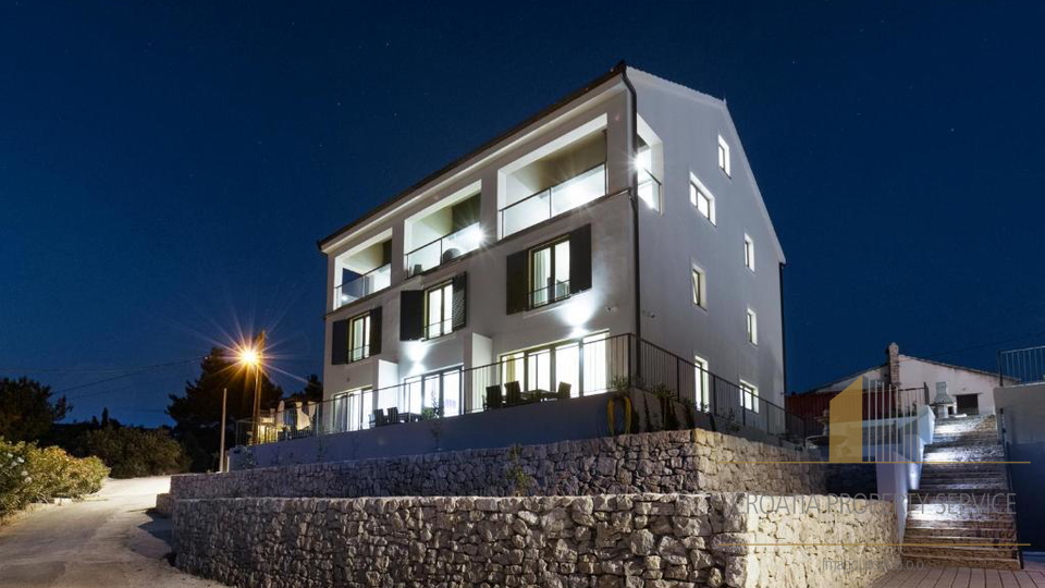 Eleganten večnadstropni stan z razgledom na morje, 250 m od obale v Milni na Braču!