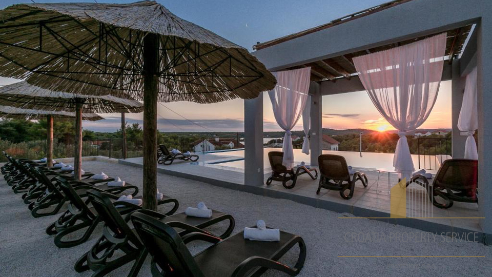 Eleganten večnadstropni stan z razgledom na morje, 250 m od obale v Milni na Braču!