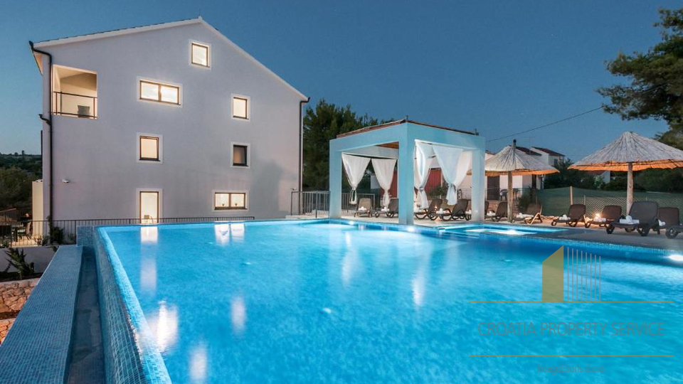 Eleganten večnadstropni stan z razgledom na morje, 250 m od obale v Milni na Braču!