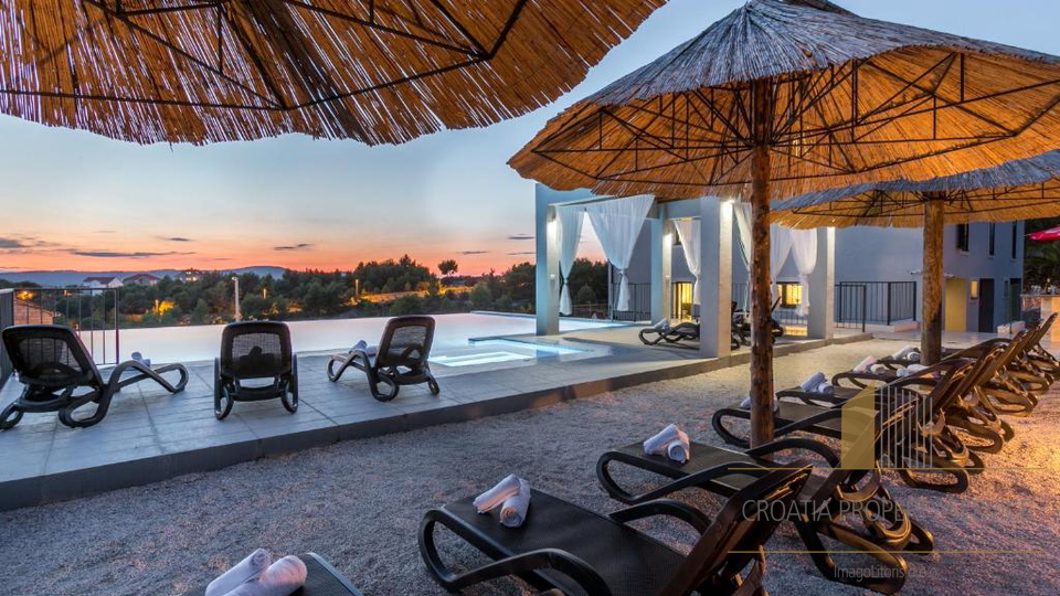 Eleganten večnadstropni stan z razgledom na morje, 250 m od obale v Milni na Braču!