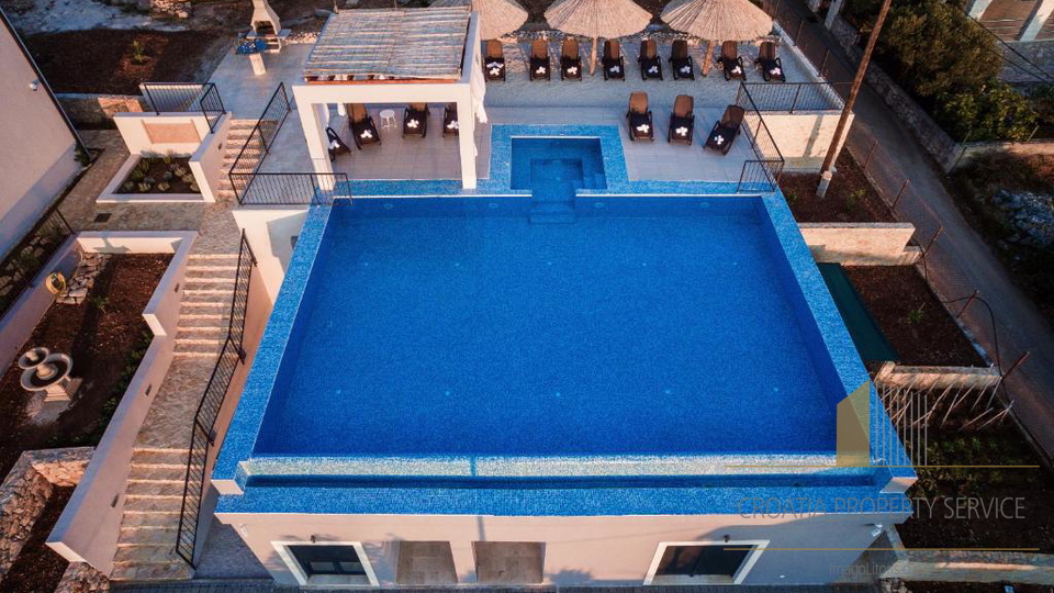 Eleganten večnadstropni stan z razgledom na morje, 250 m od obale v Milni na Braču!