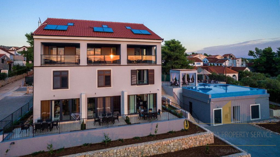 Eleganten večnadstropni stan z razgledom na morje, 250 m od obale v Milni na Braču!