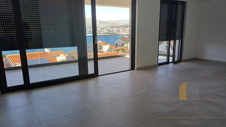 Luxury penthouse with a rooftop terrace 240 meters from the beach on the island of Čiovo!