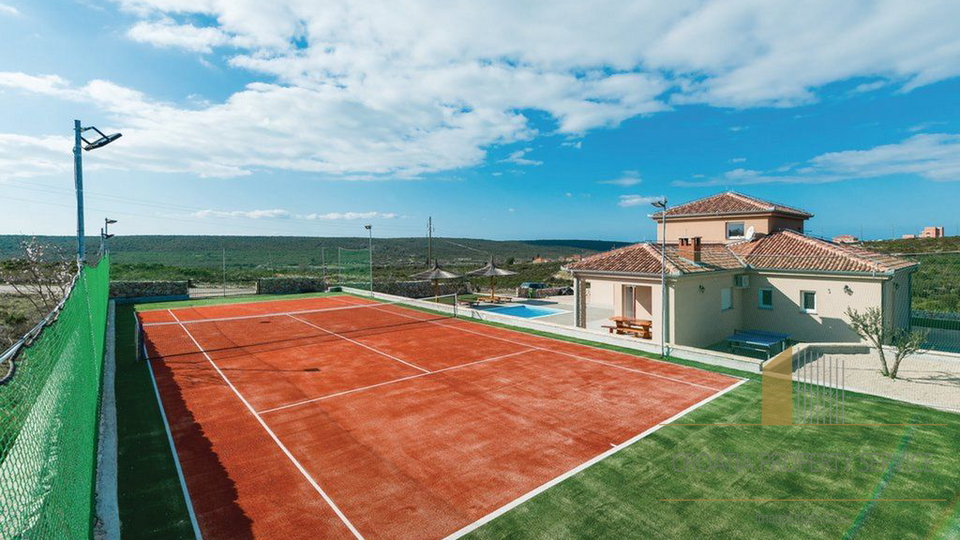 Beautifull villa with swimming pool and tennis court