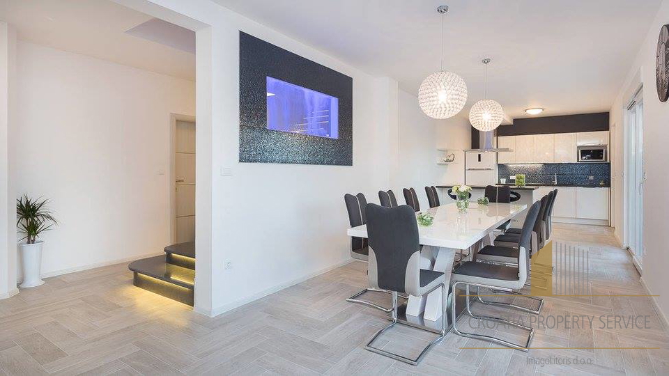 Роскошная вилла с фантастическим бассейном и открытым видом на море