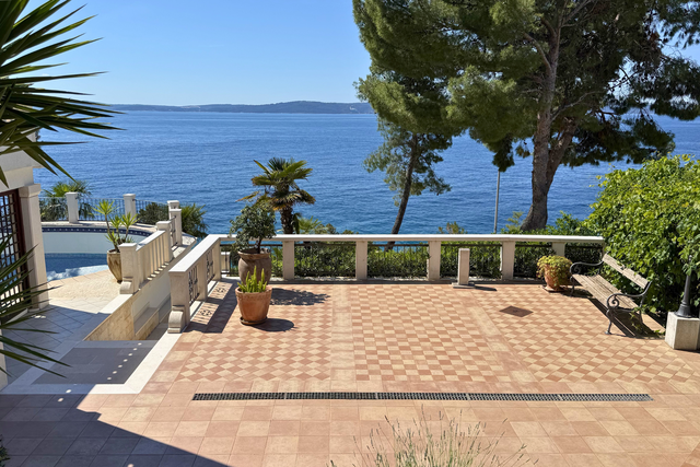 Exklusive Villa in einer Kiefern-Oase – erste Reihe zum Meer, Čiovo!