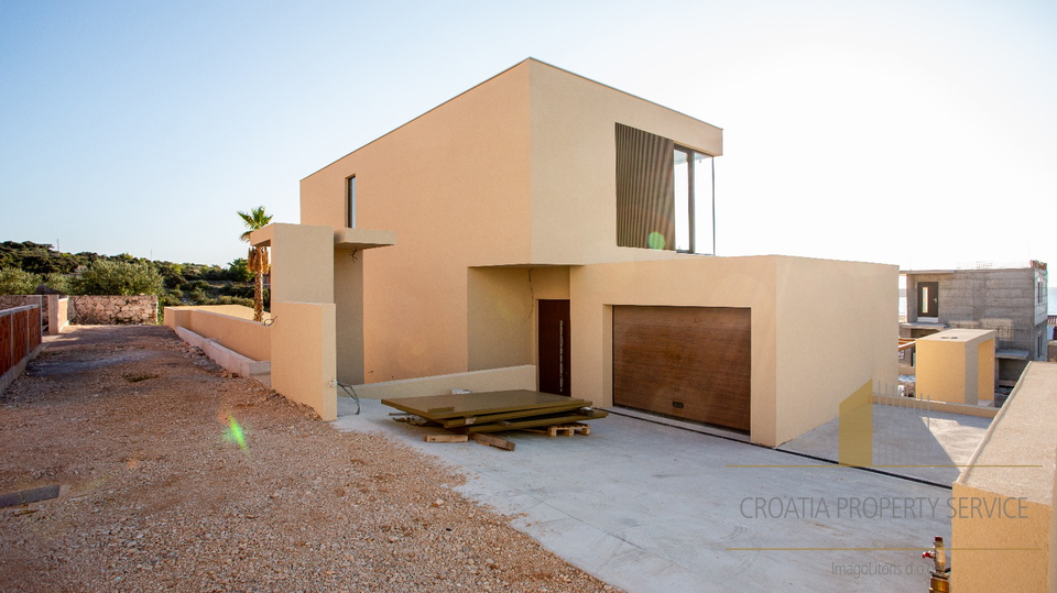 Nuova villa di lusso a 170 m dal mare – Ražanj!