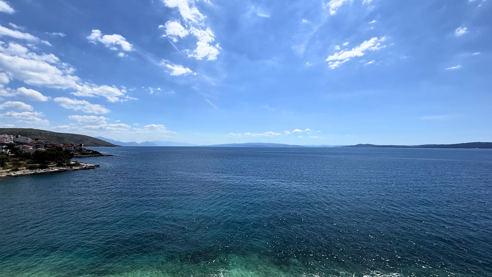 Luksuzan stan s vrtom i bazenom prvi red uz pla&zcaron;u na otoku &Ccaron;iovu&excl;