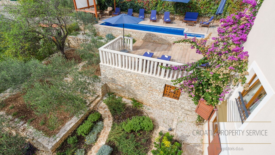 Luksuzno stanovanje z razgledom na morje v sredozemski vili – Milna, otok Brač