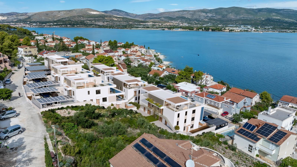 Penthouse with a rooftop terrace and sea view in an exclusive apartment complex on &Ccaron;iovo&excl;