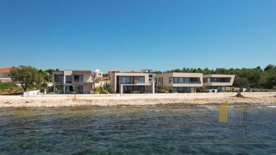 Moderna luksuzna vila na ekskluzivnoj lokaciji uz plažu - Zaton!