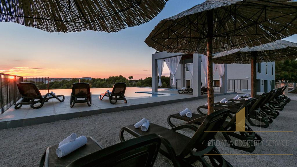 Eleganten večnadstropni stan z razgledom na morje, 250 m od obale v Milni na Braču!