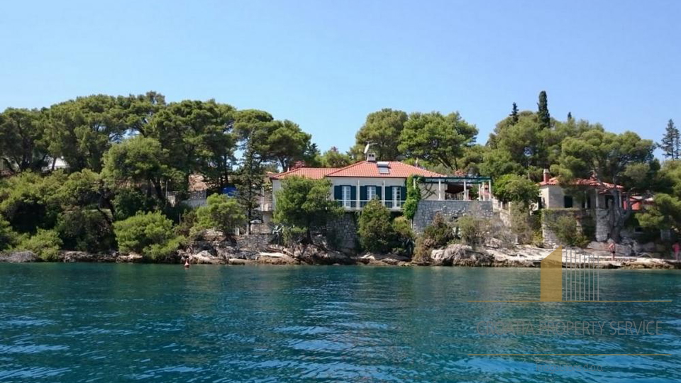 Villa in prima fila sul mare a Brač, con accesso privato al mare