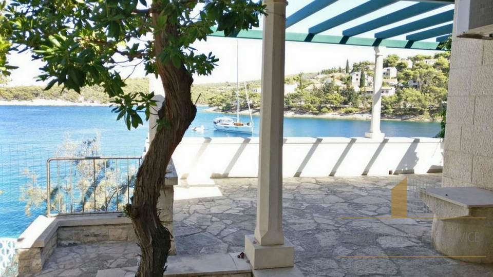Villa in prima fila sul mare a Brač, con accesso privato al mare