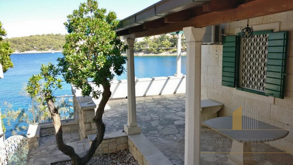 Villa in prima fila sul mare a Brač, con accesso privato al mare