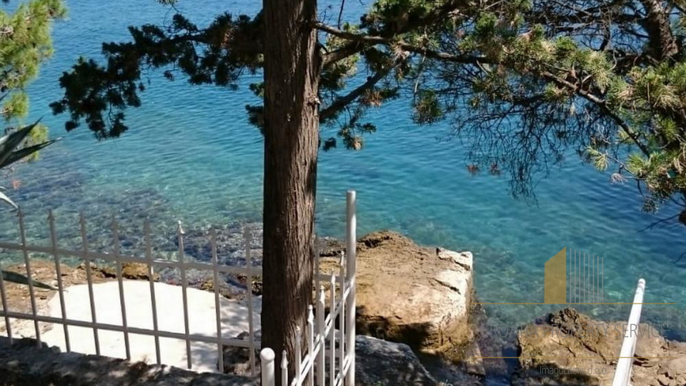 Villa in prima fila sul mare a Brač, con accesso privato al mare