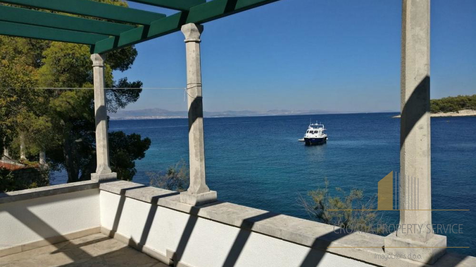 Villa in prima fila sul mare a Brač, con accesso privato al mare