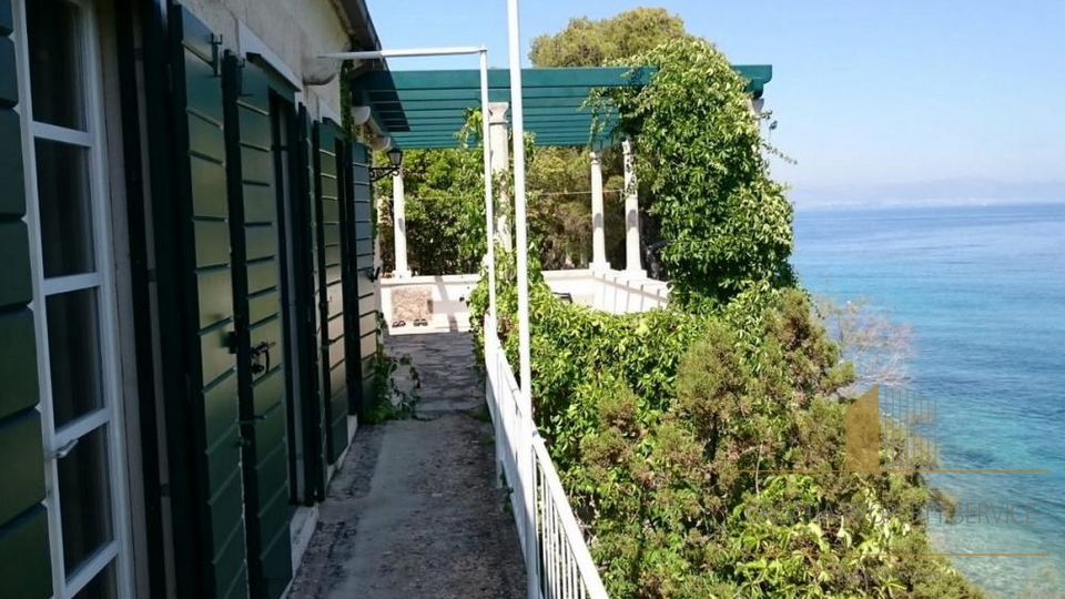 Villa in prima fila sul mare a Brač, con accesso privato al mare