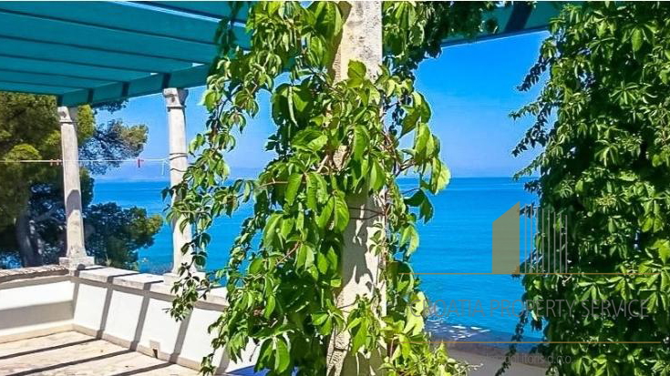 Villa in prima fila sul mare a Brač, con accesso privato al mare