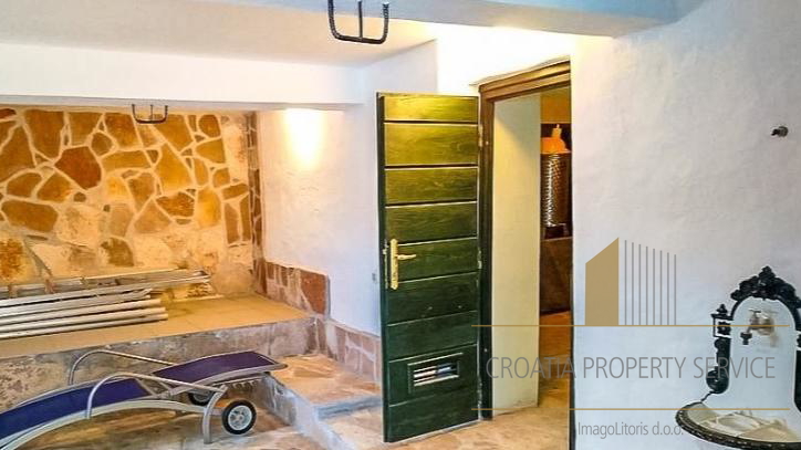 Villa in prima fila sul mare a Brač, con accesso privato al mare