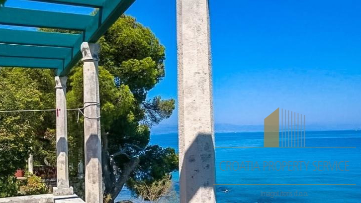 Villa in prima fila sul mare a Brač, con accesso privato al mare
