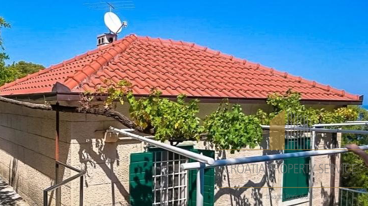 Villa in prima fila sul mare a Brač, con accesso privato al mare