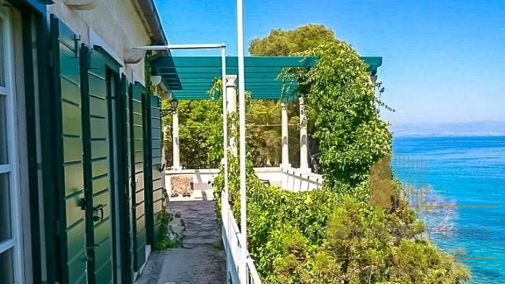 Villa in prima fila sul mare a Brač, con accesso privato al mare