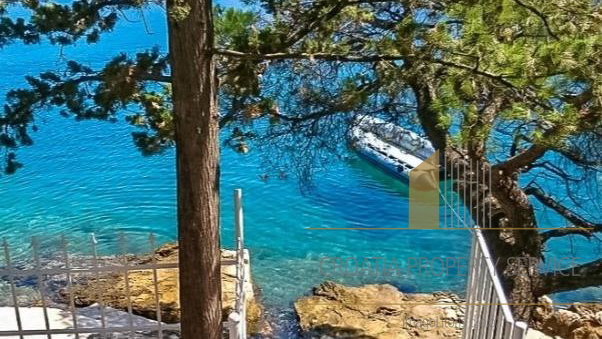 Villa in prima fila sul mare a Brač, con accesso privato al mare