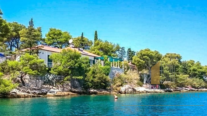 Villa in prima fila sul mare a Brač, con accesso privato al mare