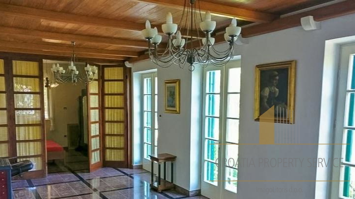 Villa in prima fila sul mare a Brač, con accesso privato al mare