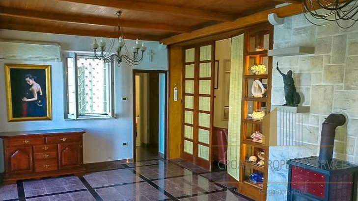 Villa in prima fila sul mare a Brač, con accesso privato al mare