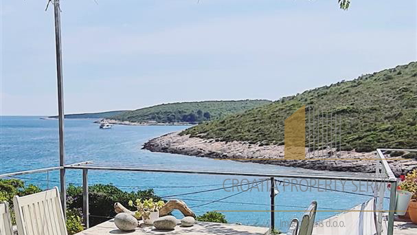 Vis island - a one-of-a-kind villa with a pool 20 m from the sea in a stunning setting