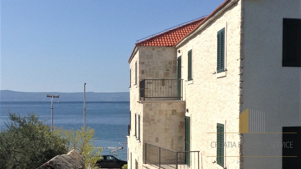 Nova kamnita vila v prvem vrsti ob morju s šestimi dvosobnimi apartmaji, otok Brač!
