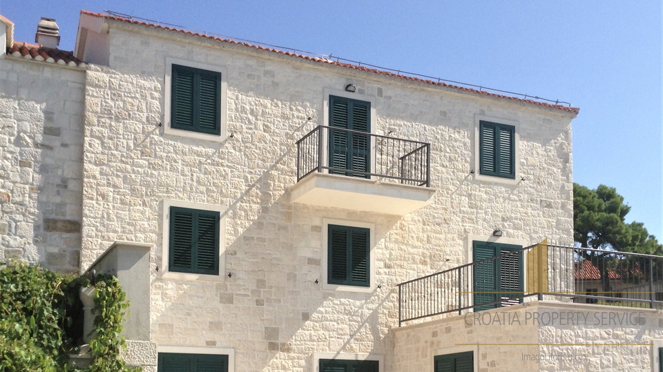Nova kamnita vila v prvem vrsti ob morju s šestimi dvosobnimi apartmaji, otok Brač!
